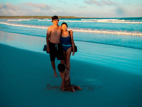 Familia disfrutando de la espectacular playa de Tortuga Bay en galapagos